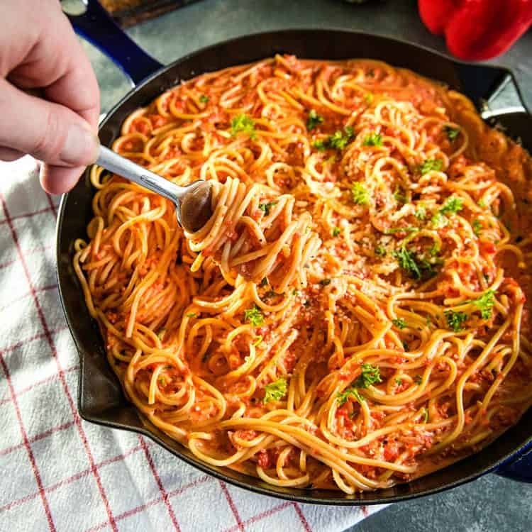 Fast And Easy Roasted Red Pepper Pasta – Must Love Home